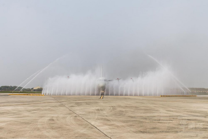 P-3C反潛機在下洗式沖淋站中進行前段沖淋。
