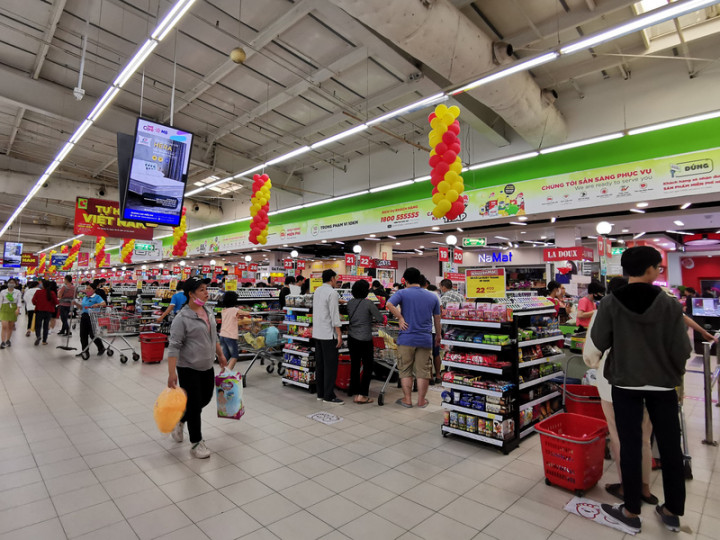 越南官方預估越南2021年上半年經濟成長率5.8%，略低於6.22%的預期目標。不過零售與服務業營收大幅成長7.1%，屬正面現象。圖為大賣場裡的越南消費者。