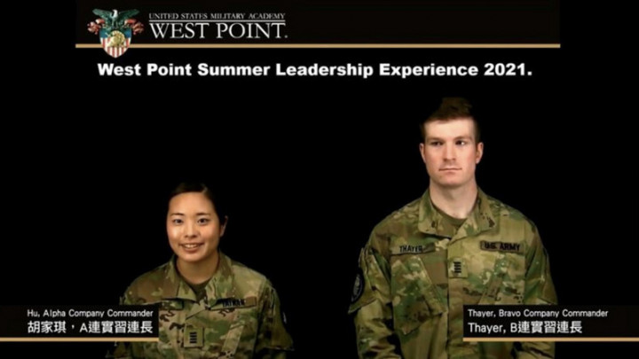 胡家琪（左）於民國107年通過甄選，成為台灣奉派就讀西點軍校的第3名女性軍校生，近期毛遂自薦營隊幹部的A連連長（Alpha Company Commander），並通過徵選。（青年日報提供）