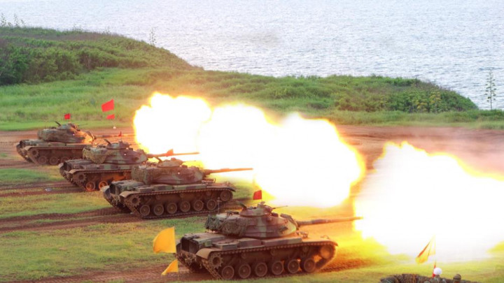 澎防部鎮疆操演M60A3戰車對目標實施射擊。（澎防部提供）
