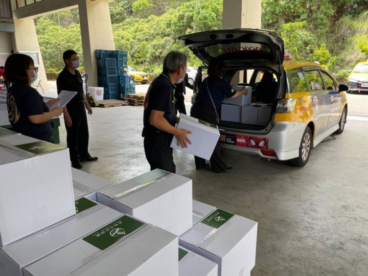 國內武漢肺炎（2019冠狀病毒疾病，COVID-19）疫情嚴峻，三級警戒持續，台中市交通局與市內計程車客運業者合作推出「協助載送貨物及外送餐點」服務，攜手共度疫情難關