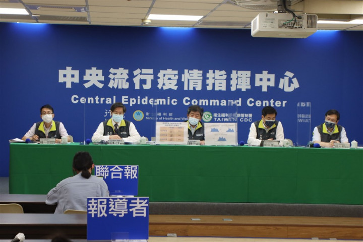 CECC specialist advisory panel convener Chang Shan-chwen (center left) attend Tuesday's COVID-19 press briefing. Photo courtesy of the CECC