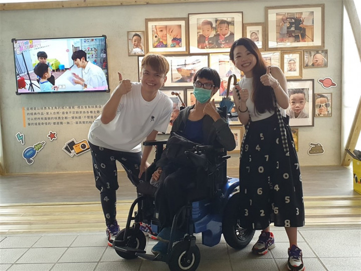  維維（中）是網紅蔡阿嘎（左）的粉絲，2年前還南下參與活動，並與蔡阿嘎合影留念。（圖經維維授權，取自維維小舖臉書粉絲頁）