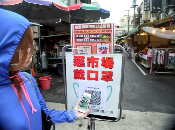 兼顧消費需求及防疫措施，民眾前往傳統市場、夜市消費可分流採買，一次購齊，不逗留。圖為桃園市傳統市場。