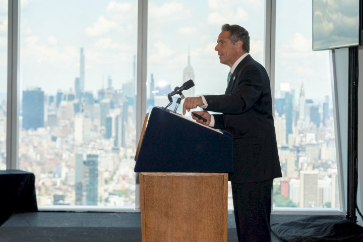 紐約州長古莫（Andrew Cuomo）15日在曼哈頓世界貿易中心宣布解除防疫限制。 (圖:紐約州政府)
