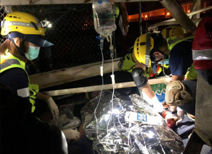 在台灣，一群熱血醫師脫下白袍，換上螢光色的特搜隊制服，深入災難現場瓦礫堆、扭曲變形的車廂中和死神搶時間，替傷患打點滴、插管，他們是搜救隊（USAR）醫療組。（奇美醫院醫師潘師典提供）