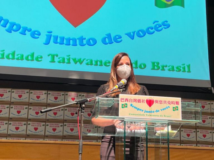 聖保羅市政府社會人權福利局 Claudia Carletto 局長致詞表示，數月來，華人僑胞捐贈了許多物資給弱勢族群，這種大愛精神，令她非常欽佩，一定會協助大家一起把食物籃配送到真正需要的人，將來若有需要政府協助的地方，定會大力支持幫忙。（巴西華人資訊網提供）