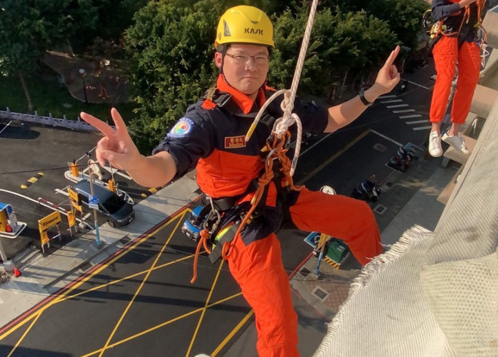 「在災難現場，打個點滴都比平常難10倍。」台北慈濟醫院急診部急診內科主任陳玉龍（圖）說，趴著打點滴、高空垂降都是特搜醫師的入門必修課。（陳玉龍提供）