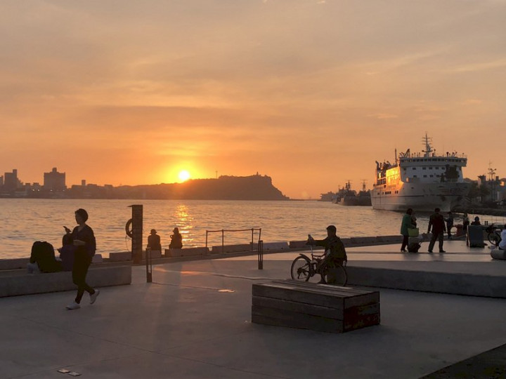 高雄港2號碼頭昔日是蔗糖、香蕉倉儲，經空間活化利用帶來休憩人潮，讓高雄港畔成為假日觀光打卡熱點