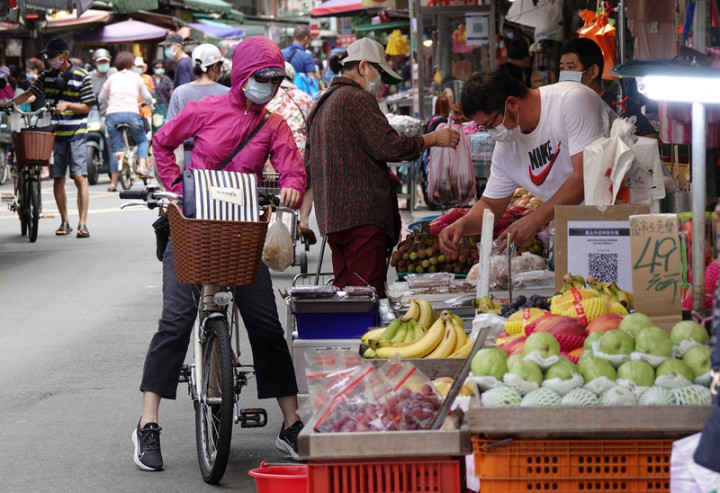 行政院主計總處8日發布5月消費者物價指數（CPI）年增率續攀至2.48%，創新高紀錄，並指出主因是油料費及旅遊服務相關價格因109年受到疫情影響，比較基數偏低，加上機票、蔬菜、水果、蛋類等價格上漲所致；如果觀察扣除蔬果、能源後的核心CPI，則上漲1.58%。