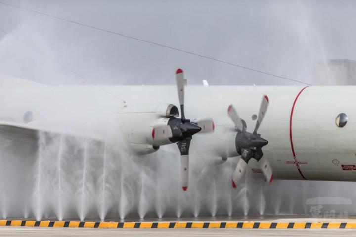 P-3C反潛機進行中段清洗沖淋。
