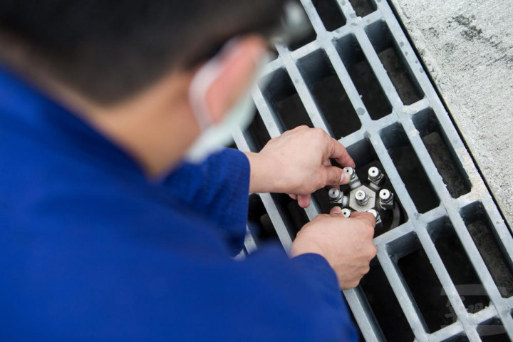 週檢中隊官兵在飛機沖淋前檢查各個噴嘴狀況，確保正常運作。