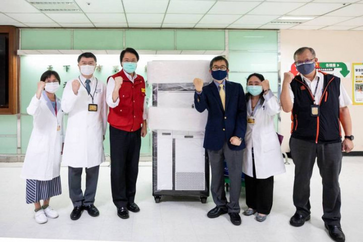 基隆長庚醫院引進「全自動新冠病毒檢測機台」，PCR核酸檢測量能從原本每天140例，可以再增加700例，總數可達每天840例以上。機台運至基隆時，市長林右昌（左3）特地前往視察，並為醫檢人員加油打氣。（基隆市政府提供）