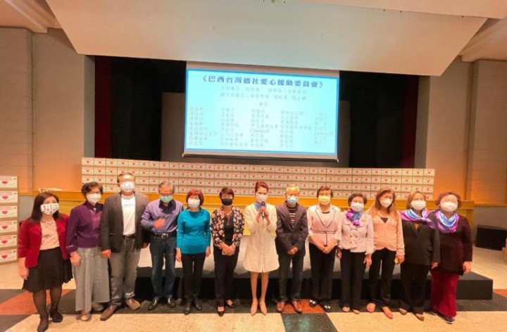 支黃秀莉總幹事(中)致詞並介紹該會成員。（巴西華人資訊網提供）