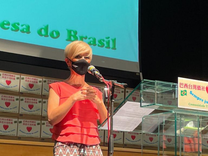 Damaris Moura 郭州議員致詞感謝主辦單位在劉學琳主任委員的帶領下做出的巨大貢獻，體現臺灣僑社的愛心，並期許大家一起努力往前邁進，使社會更加祥和。（巴西華人資訊網提供）