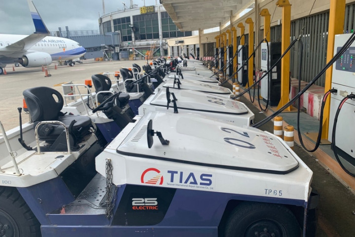 桃園國際機場公司透過提供空側作業車輛免費充電服務，以及階段性管控燃油車輛活動區域，鼓勵地勤業者汰換電動車，目前已完成148輛燃油行李拖車汰換。（桃園國際機場公司提供）