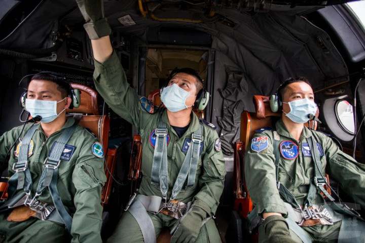 P-3C反潛機機組員與週檢中隊官兵確認後，將飛機駛入沖淋站。