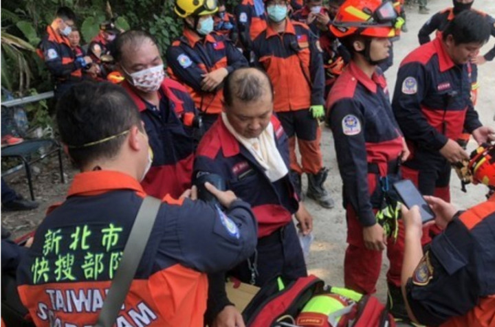 參與消防特搜大隊醫療組的醫師，最主要任務是照顧搜救人員的安全，出勤前逐一替隊員測量血壓、心跳等，確認健康狀況才可出勤。（陳玉龍提供）