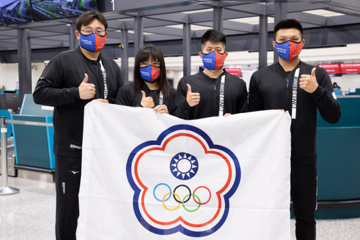 台灣游泳好手王怡臻（左2）、曾楷文（右）及卓承齊（右2）在教練劉曜彰（左）等人陪同下，15日晚間搭機赴葡萄牙，希望取得東京奧運馬拉松游泳賽資格、為台灣爭光。