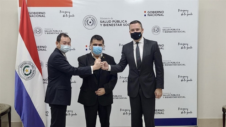 From left: Taiwan's ambassador to Paraguay, José Han Paraguay Health and Social Welfare Minister Julio Borba, and Vaxxinity Chief Strategy Officer Jon Harrison. Photo: Business Wire via AP