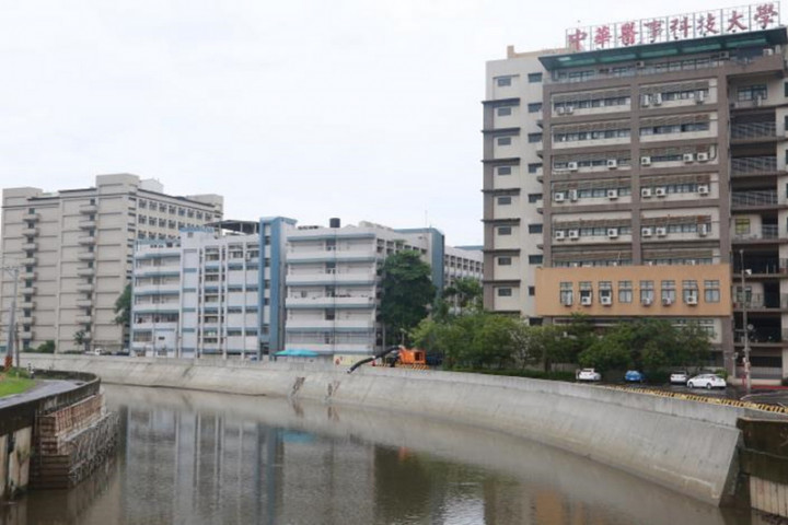 中華醫事科技大學附近的三爺溪流域過去經常出現水患，護岸整治工程已完工，將可改善水患情況