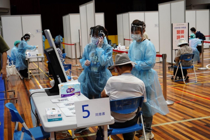 台北市15日針對85歲以上長者施打AZ疫苗，長者接種踴躍，甚至許多人提前到場等候。(北市府提供)