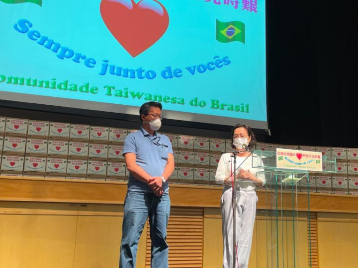 莊宏智醫師(左)與陳素秋醫師(右)致詞表示，很開心能夠在這次疫情中盡自己的職責之外協助志工組。（巴西華人資訊網提供）