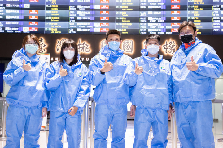 中華民國游泳協會力拚奧運資格，15日晚間男子好手卓承齊（右2）、曾楷文（中）與女子選手王怡臻（左2）搭機啟程赴葡萄牙參賽，盼爭取進軍奧運機會；目前全球疫情仍未止息，眾人皆是全副武裝搭機。