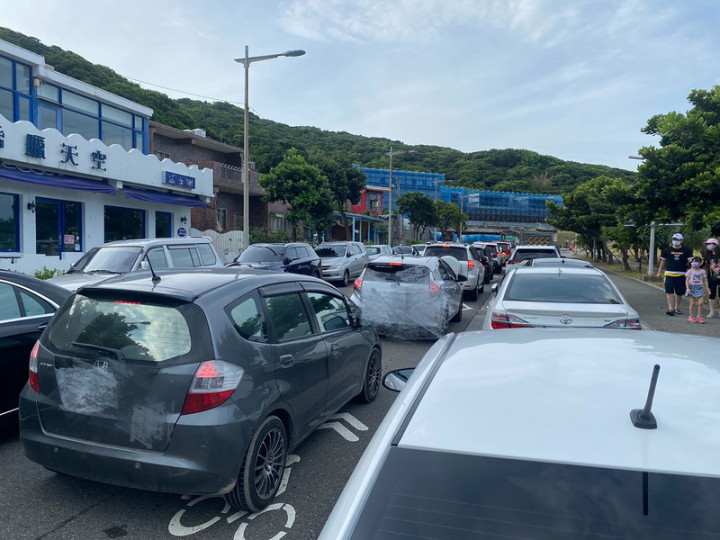 基隆海科館表示，由於館外公園美景與山海景致仍會吸引不少民眾前來欣賞，為避免人流造成群聚風險，28日起至7月12日，海科館所有戶外場域、公園等皆採取人車禁入措施，請民眾配合與見諒。（國立海洋科技博物館提供）