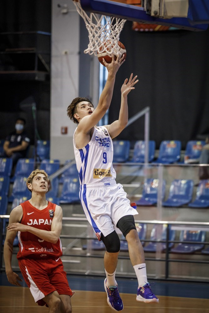 Taiwan guard Wu Siao-jin delivers a lapup to the basket. Photo taken from fiba.basketball
