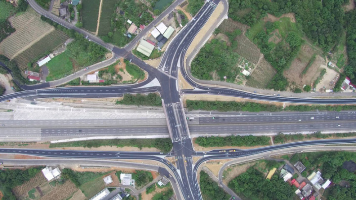 桃園市長鄭文燦29日指出，桃園交通網絡為3橫3縱，3 橫分別為國道一號甲線、國道2號、台66快速道路；3縱 則是國道一號、國道3號、台61濱海快速道路。他並表 示，為讓桃園交通更加便利，市府會持續推動新交通計 畫。 （桃園市政府提供）