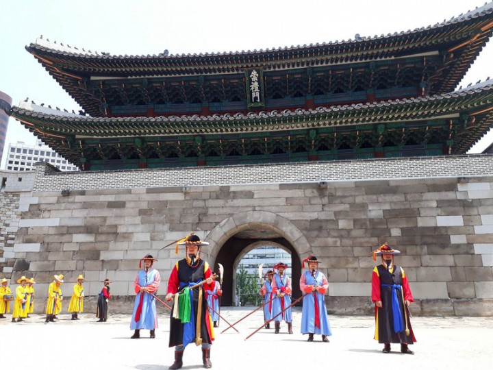 韓國宣布推進旅遊泡泡 台灣在優先名單。圖為南大門（崇禮門）換崗儀式。