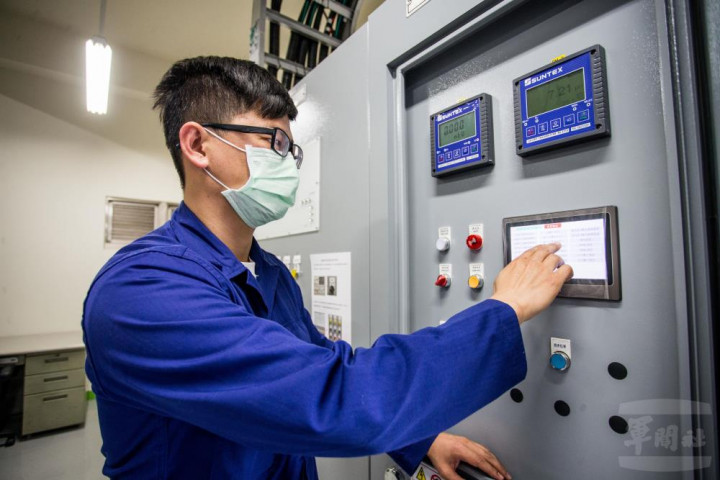 週檢中隊官兵在沖淋站控制室控制並監控水壓。