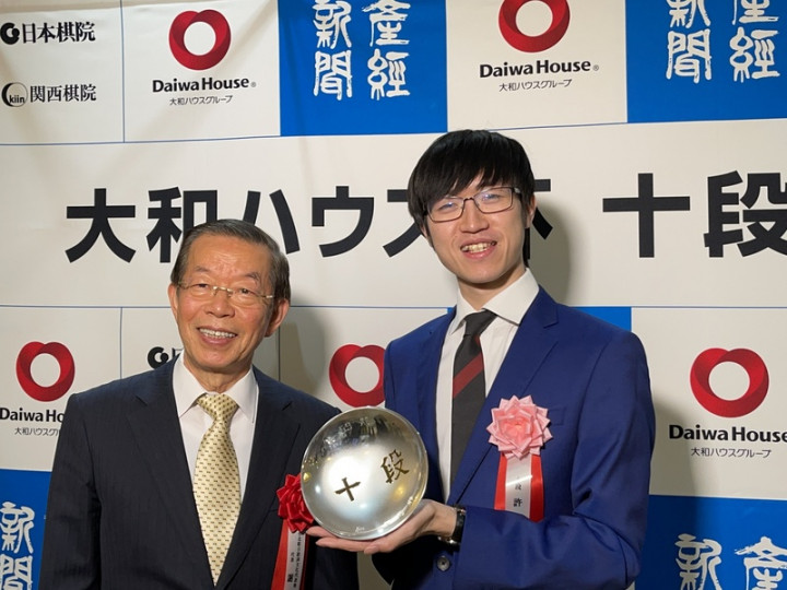 旅日棋士許家元7日出席「十段」就位儀式，駐日代表謝長廷應邀致詞，他稱讚許家元赴日10年努力有成，且以棋會友促進台日交流。