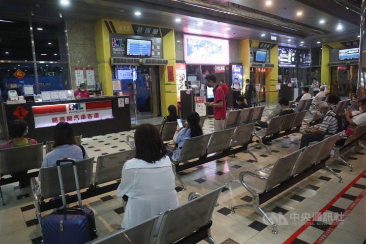 Passengers wait for long haul bus services at Taipei Bus Terminal Friday evening.