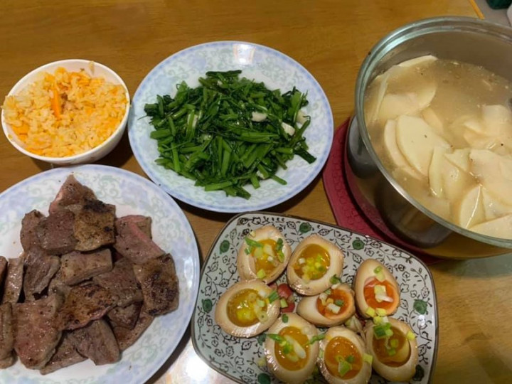 疫情下，民眾宅在家，意外逼出許多媽媽的廚藝潛能，在社群網站分享菜色心得，交流手藝。