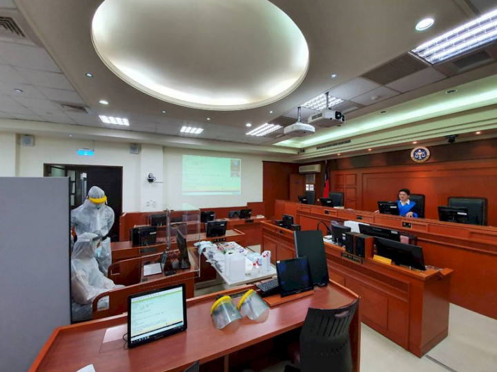 因應武漢肺炎疫情，高等法院9日舉辦法庭模擬演練，法官對於強制處分案件可使用遠距訊問，若有必要解送到法院時，在法庭上有透明隔離設備，法警和被告都須穿著隔離衣。