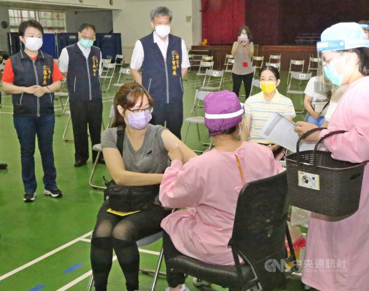 Medical workers in Taichung rehearse a COVID-19 vaccine delivery method inspired from Japan on Monday. Photo courtesy of the Taichung City government.