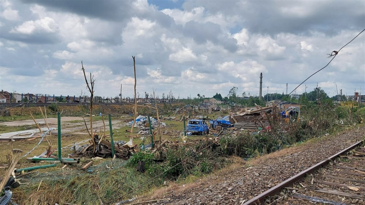 捷克史上最強龍捲風24日襲擊東南部，7座城鎮和村落受創嚴重。（圖取自facebook.com/ZZSJMK）