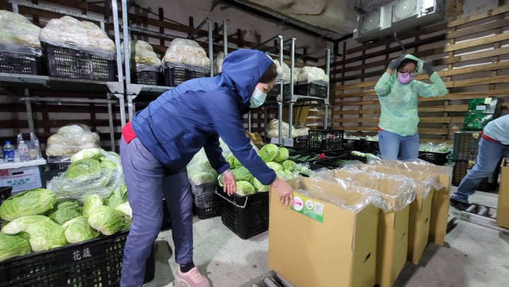 行政院消費者保護處28日發布新聞稿提醒，網購食品到貨時應立即檢查，若有問題拍照存證，並注意生鮮食品沒有7天無條件退貨的權益。（民眾提供）