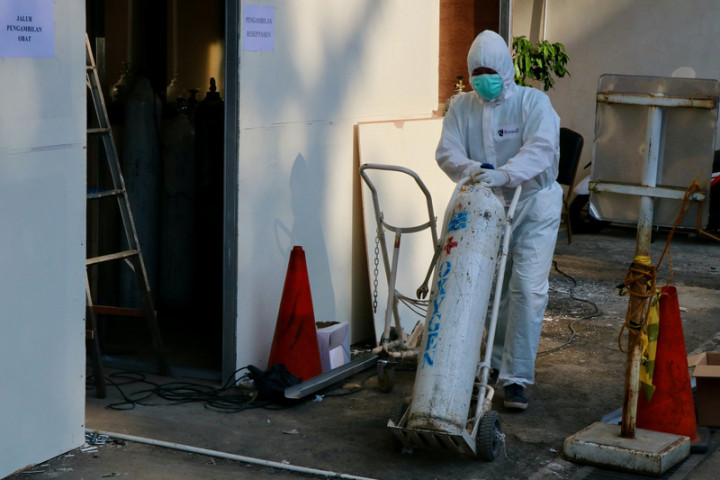 印尼疫情嚴峻，外界曾預測印尼疫情恐像印度一樣失控，勿加西縣立醫院醫護人員25日不斷將氧氣筒搬進醫院和院外臨時設置安置病患的帳篷。