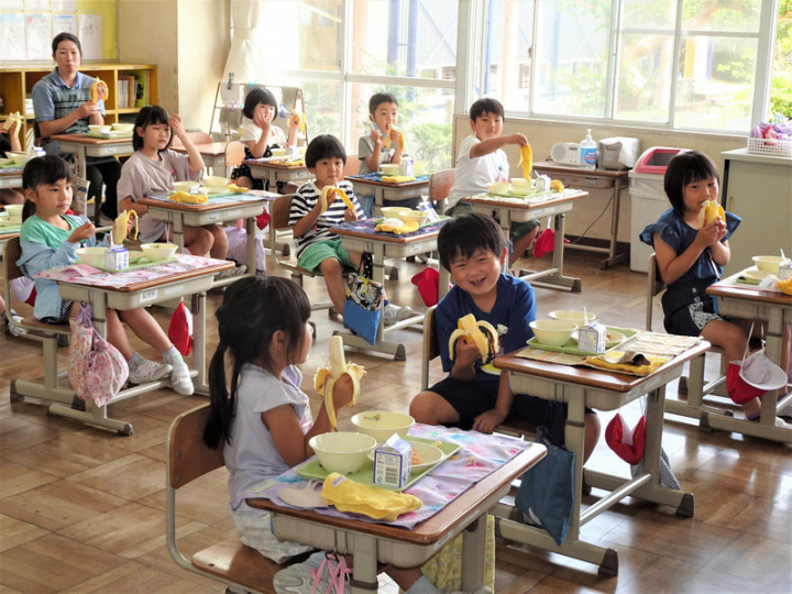 駐日代表謝長廷18日中午造訪東京奧運台灣隊接待城茨城縣笠間市，贈香蕉給當地學童，學童們吃得津津有味。