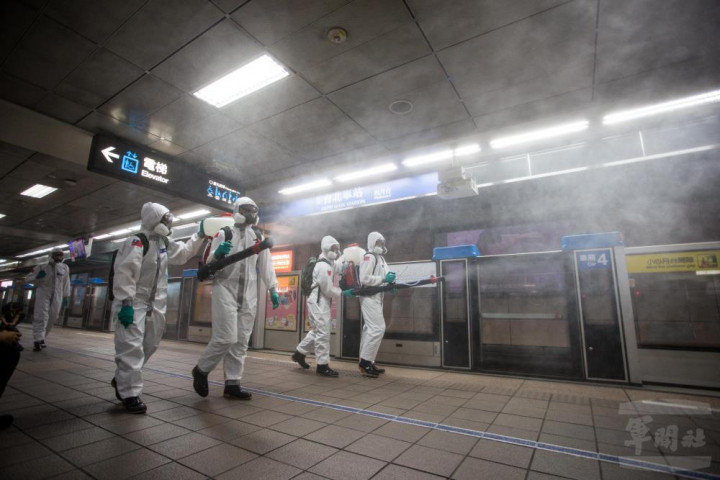33化學兵群在COVID-19疫情中，使用新款的「氣體消毒機」於捷運站月台及周邊清消。
