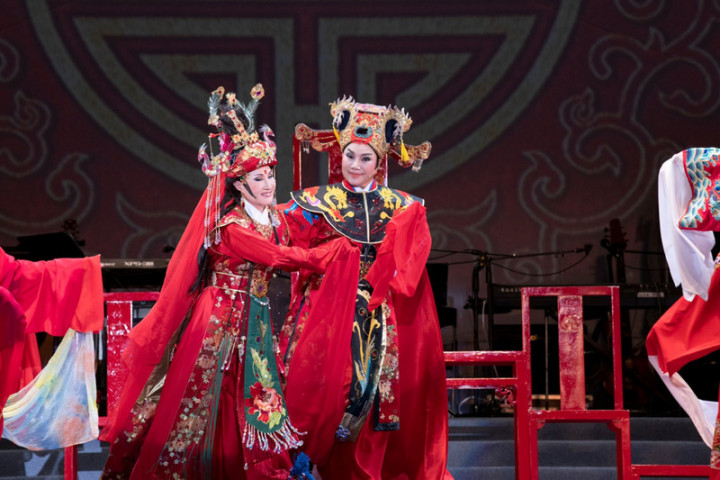 中華文化總會12日晚間將把　唐美雲歌仔戲團2020年在凱達格蘭大道演出的「天官賜福慶端午」影片上架臉書及YouTube，陪觀眾「宅」在家度過端午連假。（文化總會提供）