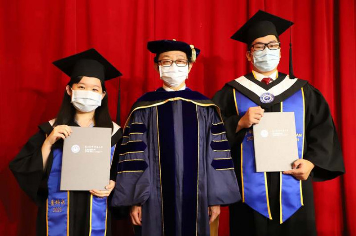 台灣科技大學19日舉辦線上畢業典禮，校長顏家鈺（中）勉勵學生在疫情中用溫暖力量迎向未知的挑戰。（台科大提供）