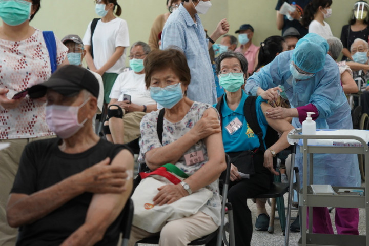 日本贈送的124萬劑AZ疫苗15日開放85歲以上長者施打。為加快施打速度，台北榮總採日本「宇美町」式施打法，以病人就坐不動、醫護動的方式，分3個注射區共14線同步接種。長輩們打完疫苗後在原位按壓手臂休息。
