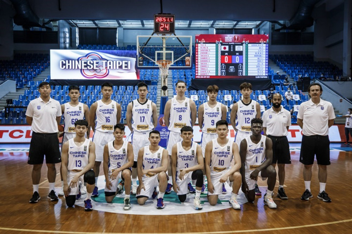 aiwan national men's basketball team, including head coach Charlie Parker (second right) and assistant coach Cheng Chih-lung (right). Photo taken from fiba.basketball