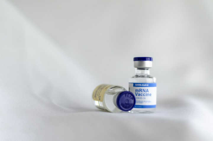 美國輝瑞大藥廠(Pfizer)和德國生技公司(BioNTech)生產COVID-19疫苗。（示意圖／圖取自Unsplash圖庫）