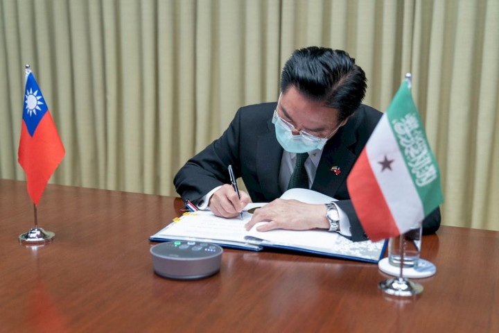 外交部長吳釗燮16日與索馬利蘭外交暨國際合作部代理部長歐利班簽署醫療合作協定，以深化相關合作。