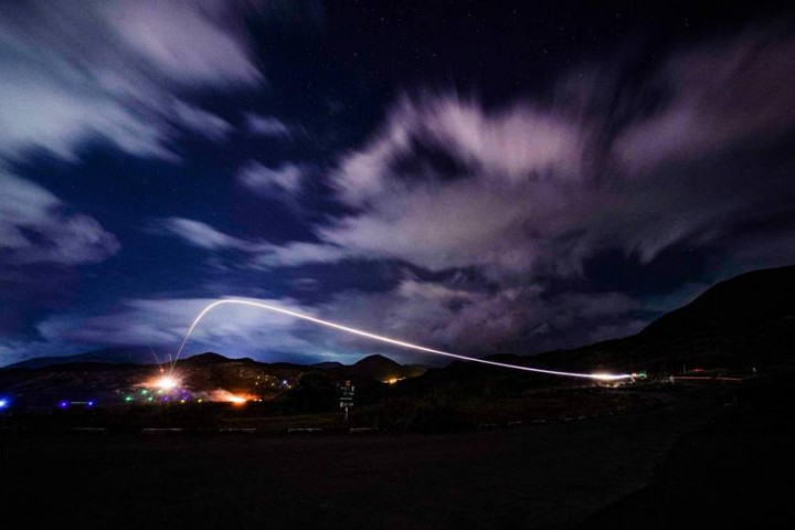 海軍公布日前於屏東進行標槍飛彈夜間實彈射擊的畫面 ，充分展現頂攻能力。 （海軍提供）